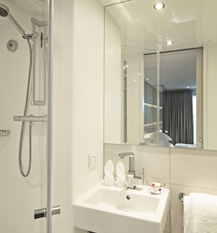 Emerald river cruise en suite bathroom