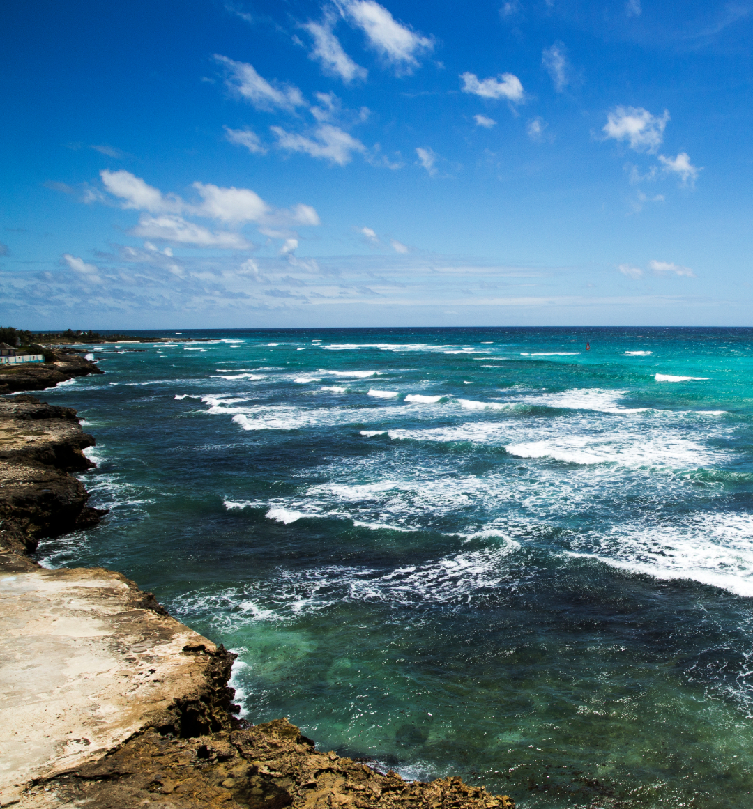 Green ocean water against rocks