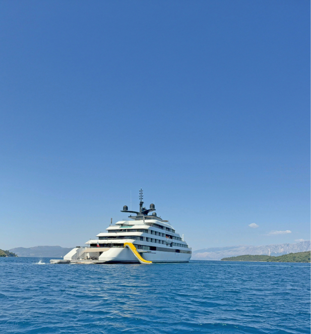 Emerald Sakara Star-Ship cruising the Sorrento coast. 