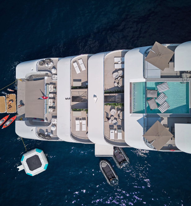 An arial view of the Emerald Sakara marina platform, equipped with kayaks, sunloungers and inflatables. 
