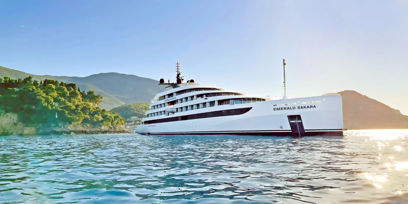 Emerald Sakara anchored in Parga