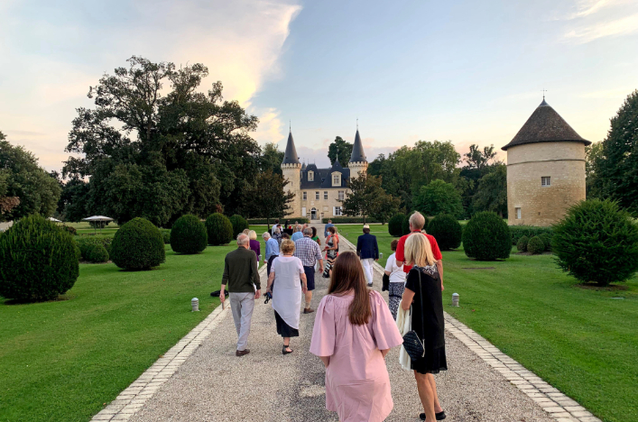 Guests walking along the path of a chateau